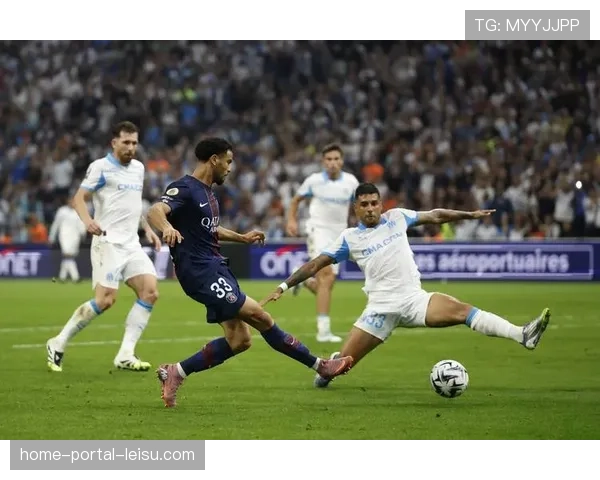 转播信号捕捉：看台上多位俱乐部球探正密切关注尼斯队年轻中卫表现